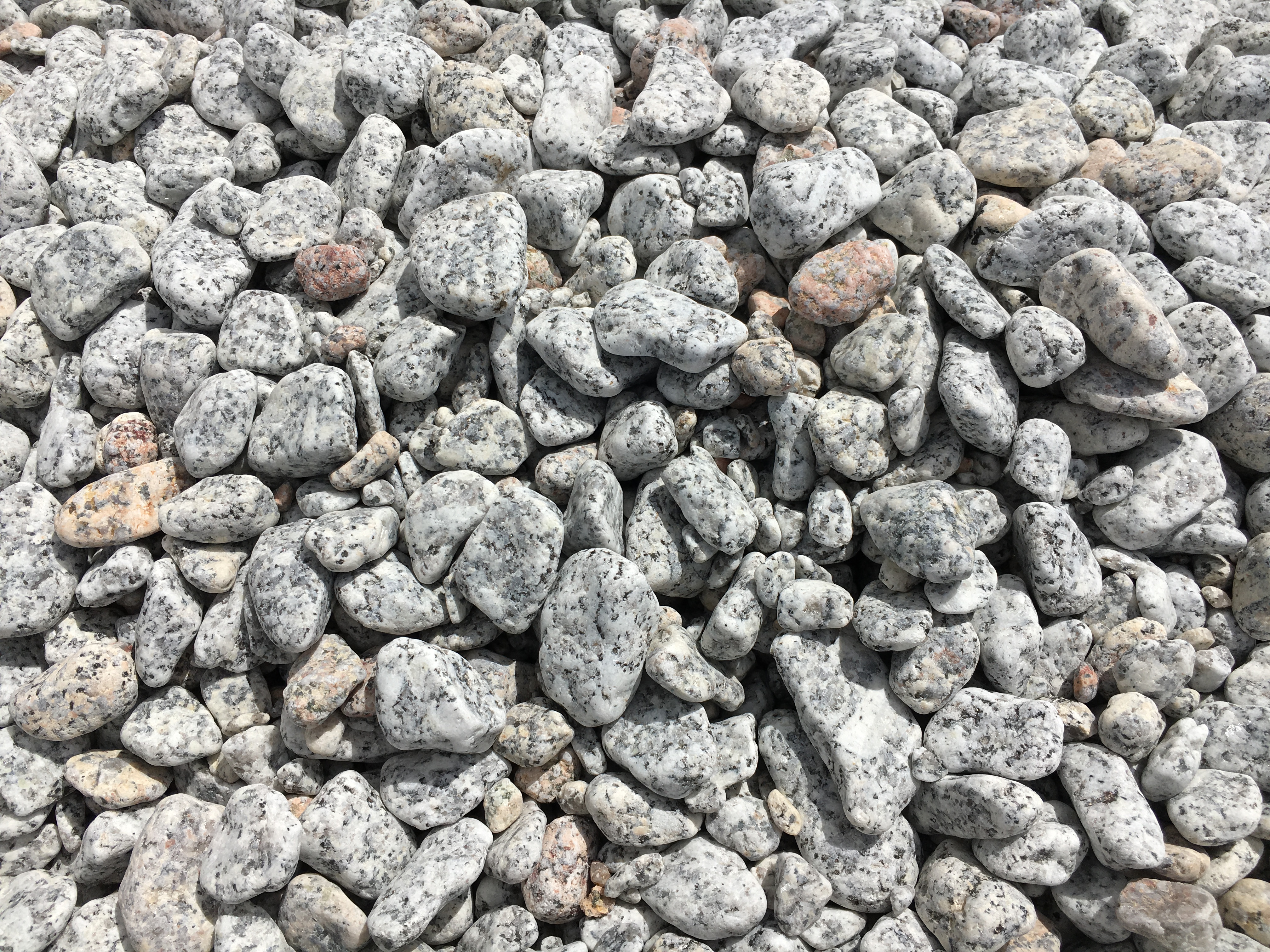 Grauer Granitschotter
