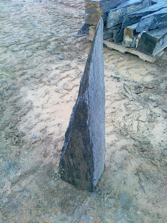 Schiefer Monolith